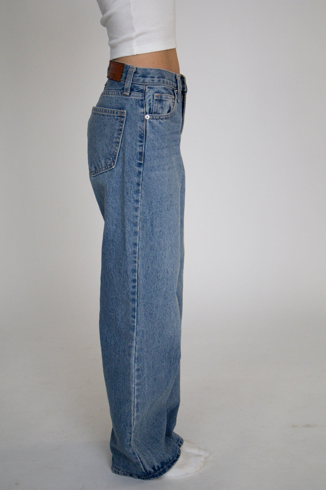 Signature Straight 90's Loose Fit Jean
